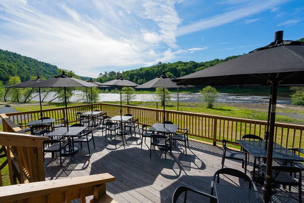 Cedar-Rapids-restaurant-overlooking-river