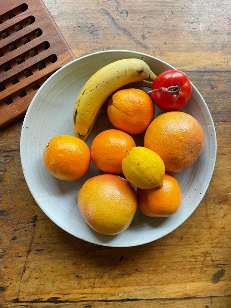 Picture of a ceramic fruit bowl with fruit inside.